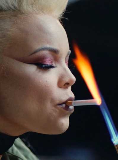 Trisha Paytas fumando un cigarrillo (o marihuana)
