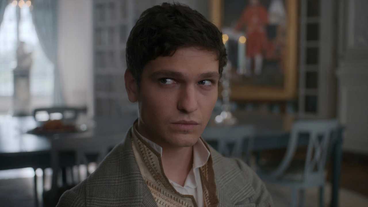 Carême Season 1 - Pablo Cobo Suspicious Glance in Episode 1