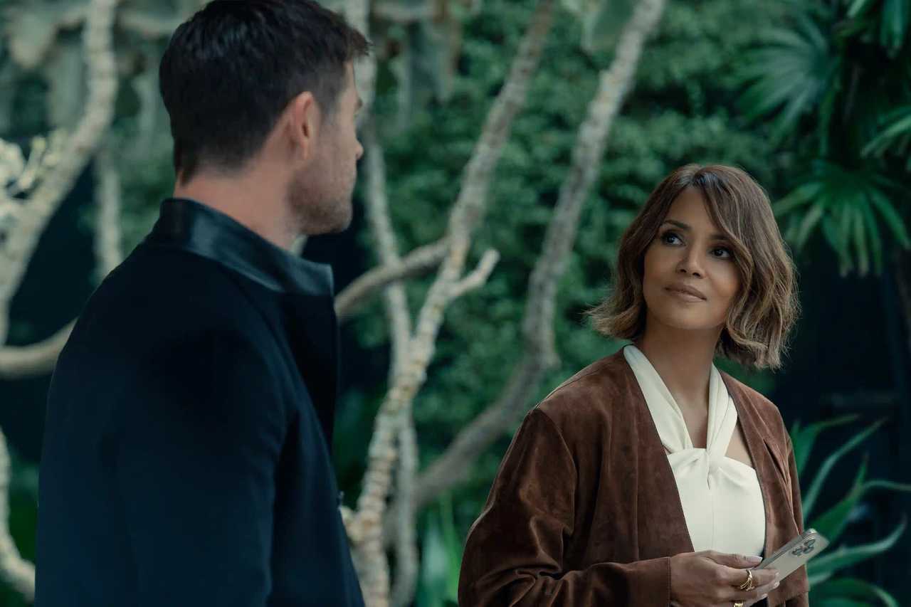Crime 101 - Chris Hemsworth and Halle Berry