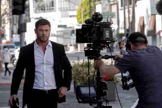 Crime 101 - Chris Hemsworth as Davis on the Set