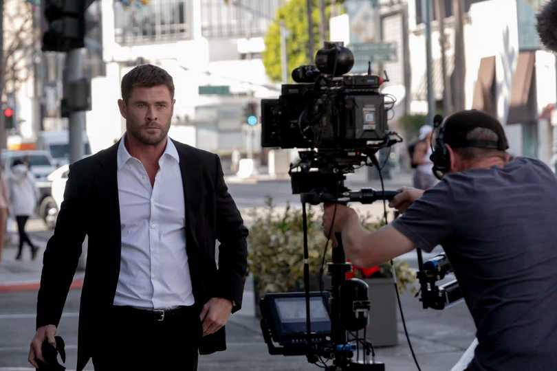 Crime 101 - Chris Hemsworth as Davis on the Set