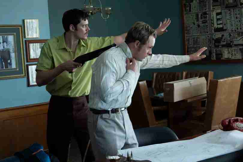 Dead Man's Wire - Bill Skarsgård with the Gun