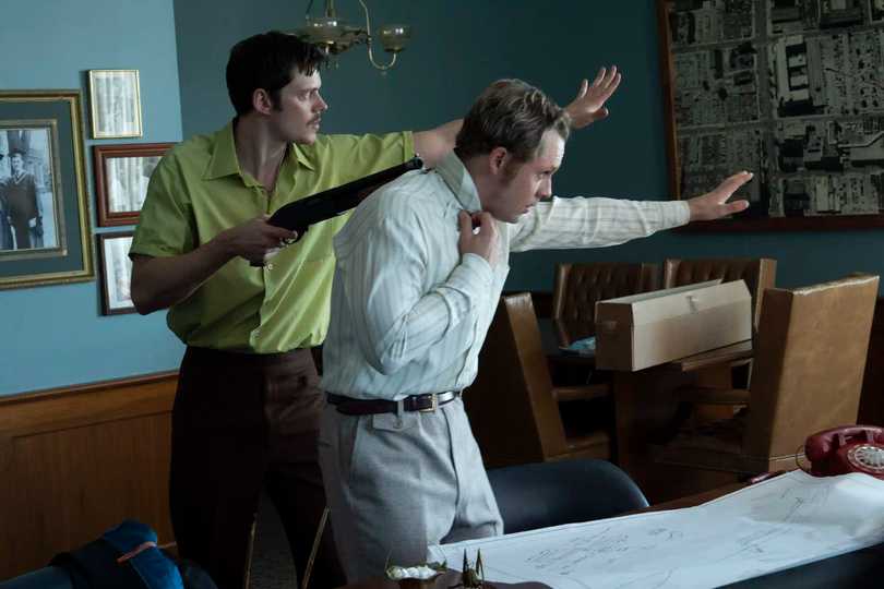 Dead Man's Wire - Bill Skarsgård with the Gun