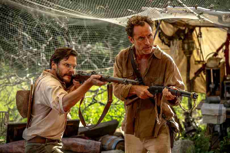 Eden - Jude Law and Daniel Brühl with the Gun