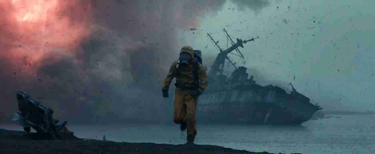 Greenland 2: Migration - Gerard Butler Running from Meteors