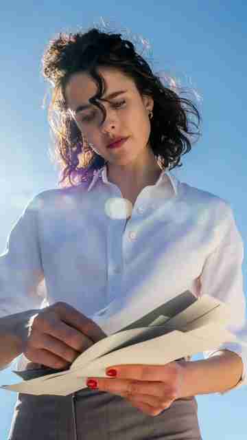 Honey Don't! - Margaret Qualley in the Sun