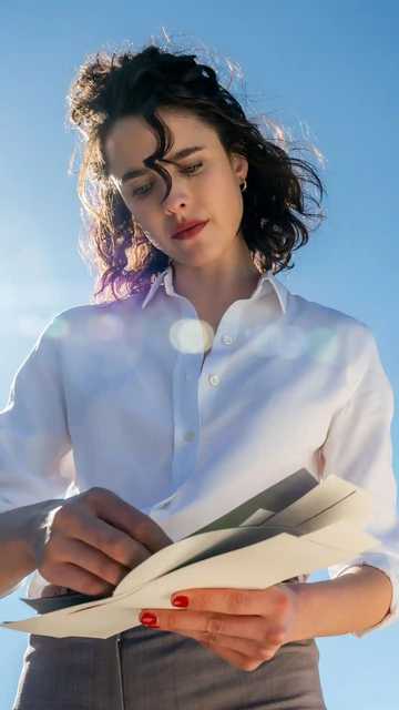 Honey Don't! - Margaret Qualley in the Sun