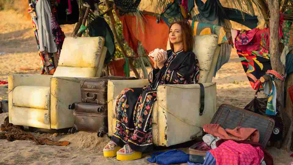 Loot Season 3 - Maya Rudolph at the Beach