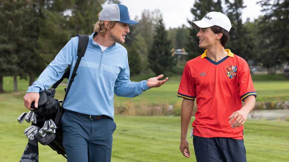 Stick Season 1 - Owen Wilson and Peter Dager in a Golf Court