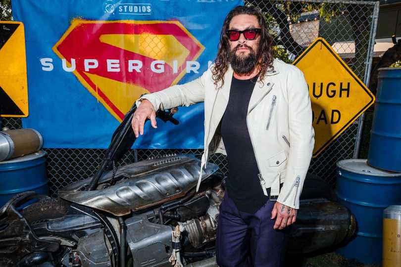 Supergirl - Jason Momoa at the Intergalactic Station