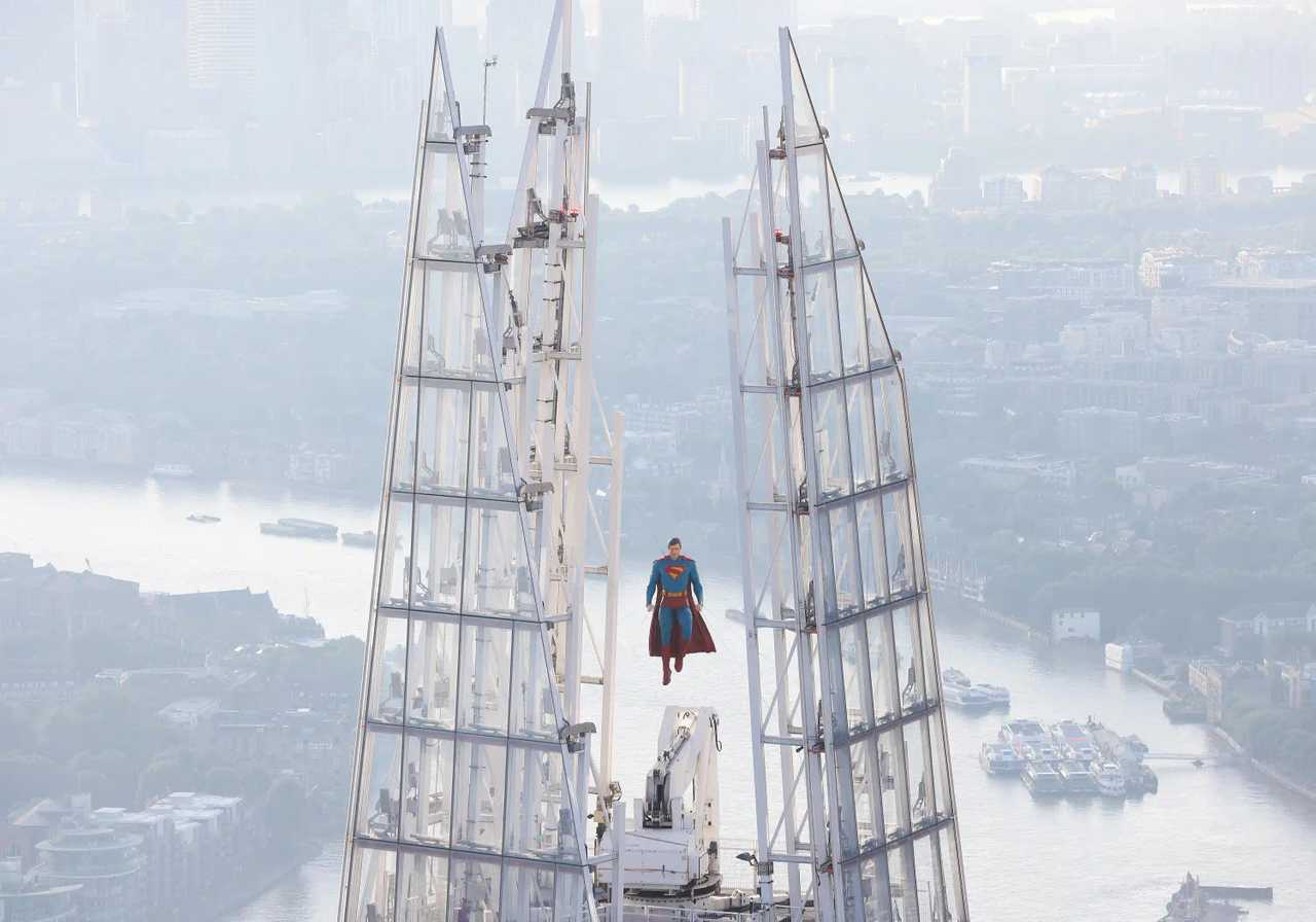 Superman - Superman London Look Up 