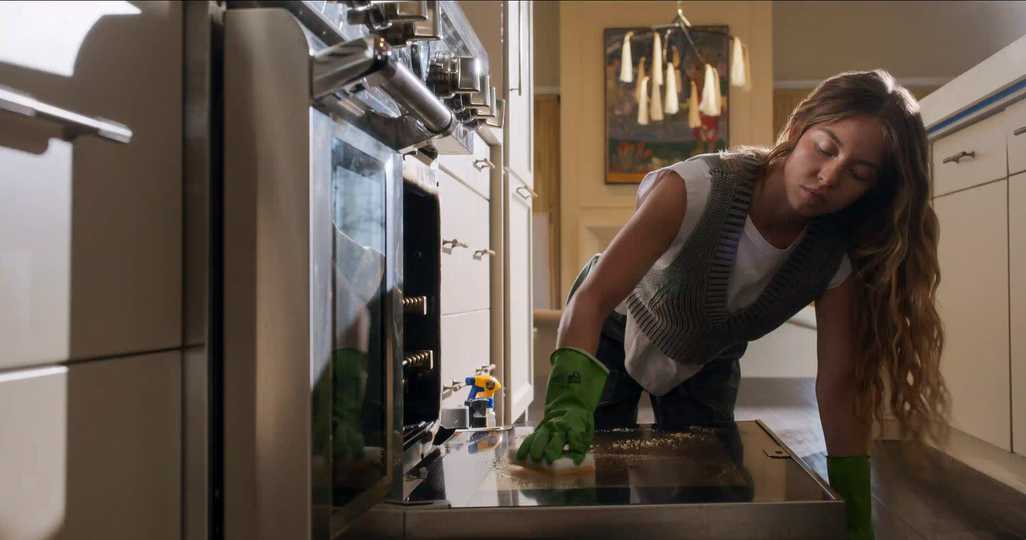 The Housemaid - Sydney Sweeney Clean the Oven 