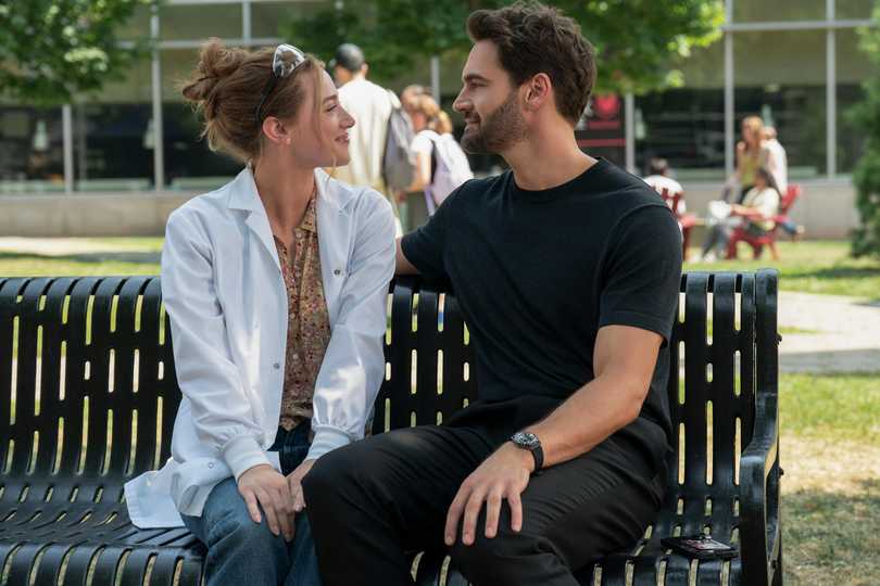 The Love Hypothesis - Tom Bateman and Lili Reinhart