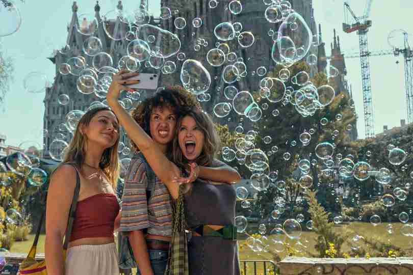 The Map That Leads to You - Madelyn Cline, Sofia Wylie and Madison Thompson in Barcelona