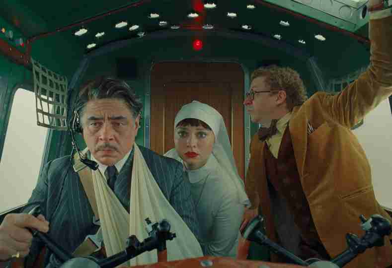 The Phoenician Scheme - Benicio Del Toro, Michael Cera and Mia Threapleton in a Plane