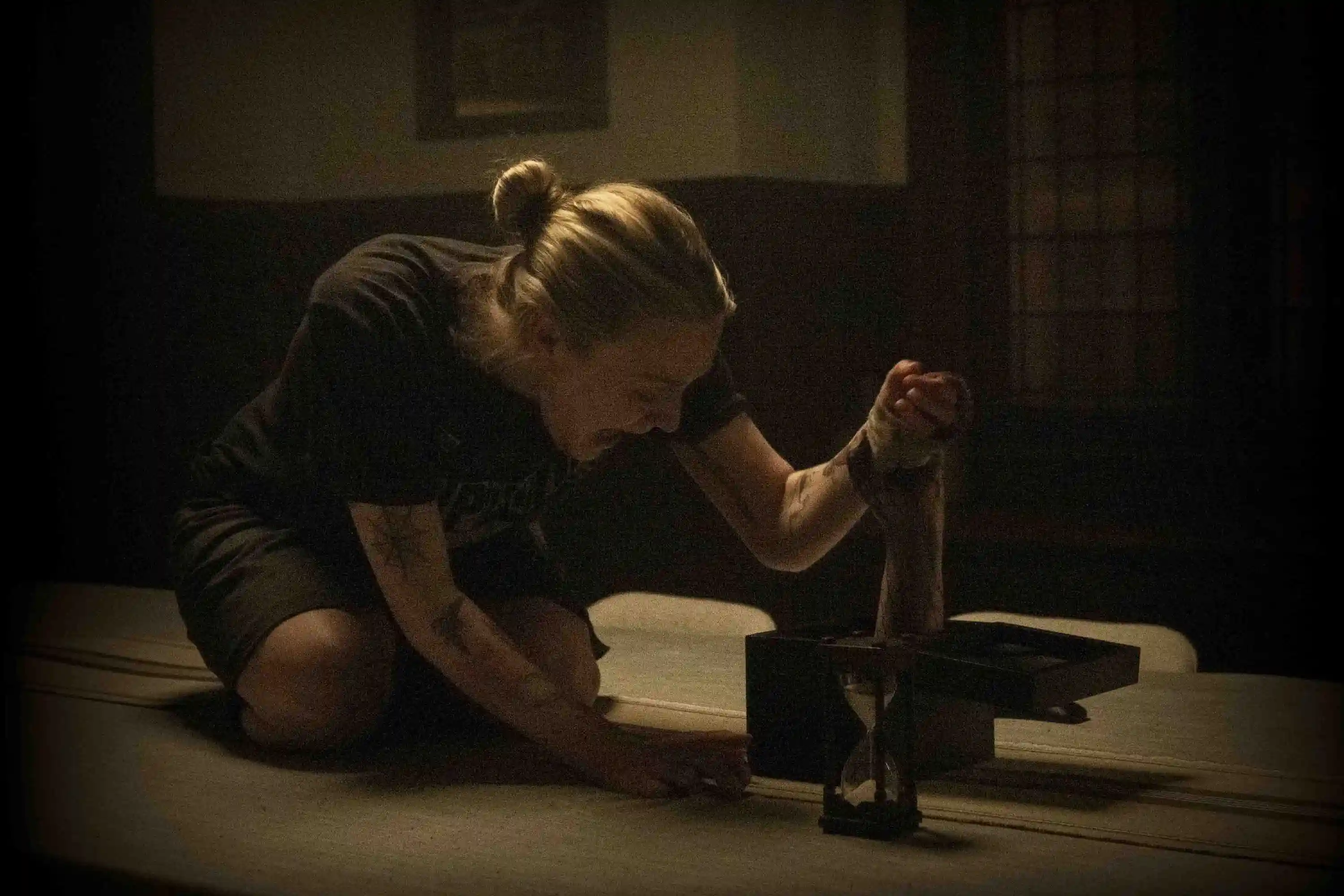 Vicious - Dakota Fanning The Table Scene