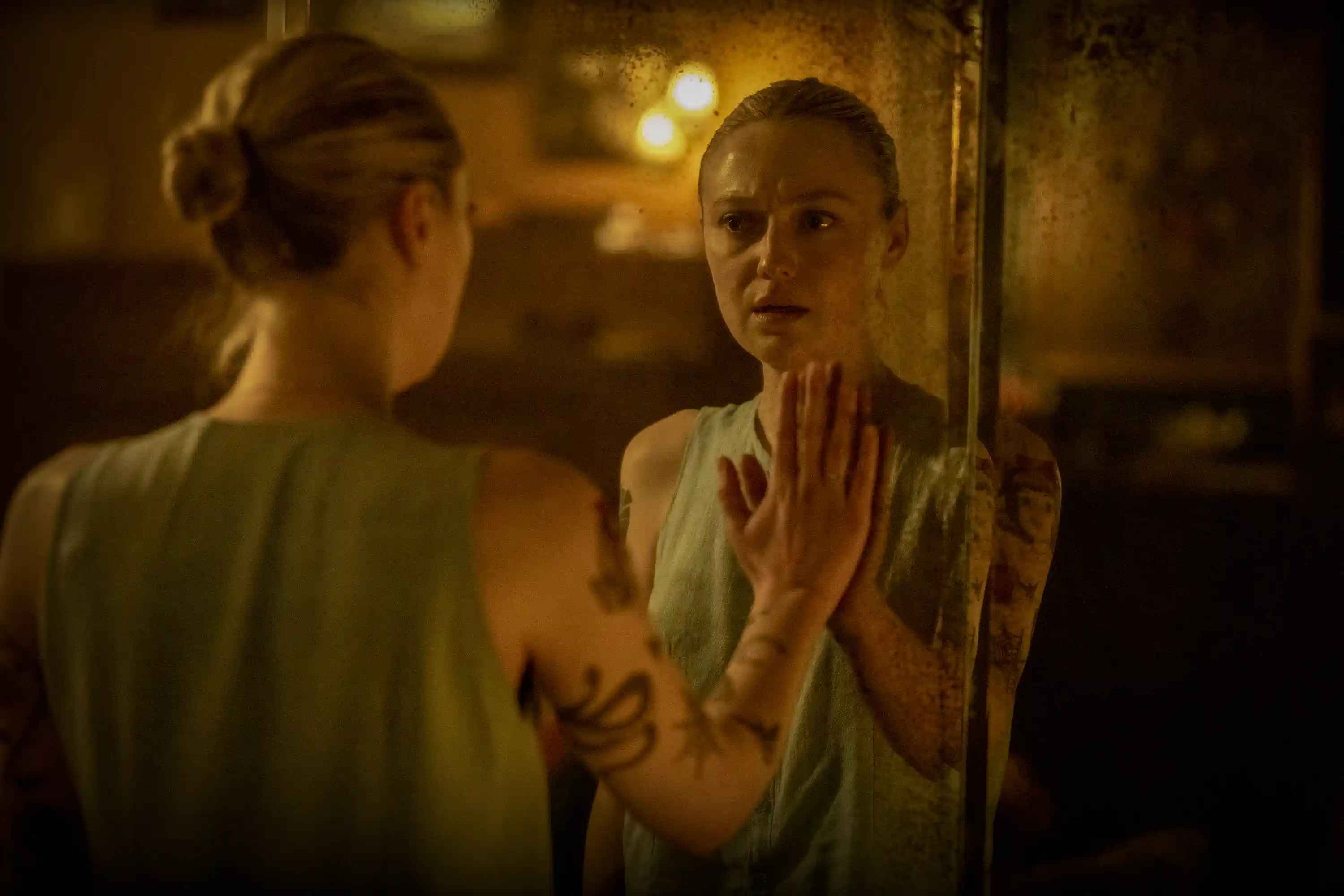 Vicious - Dakota Fanning in front of a Mirror