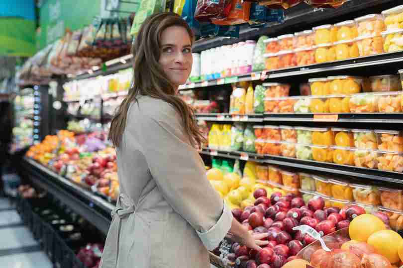 Your Friends & Neighbors – Amanda Peet at the Grocery Store