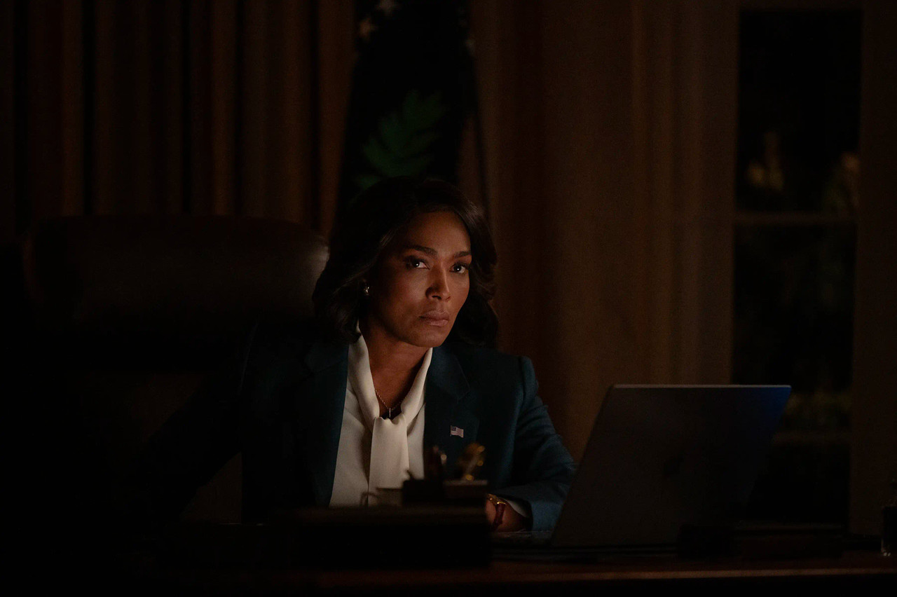 Zero Day - Angela Bassett as President Mitchell in Episode 102