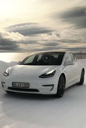 Tesla Model 3 vs. Diesel-SUV vs. Nordkap im Winter! Poster