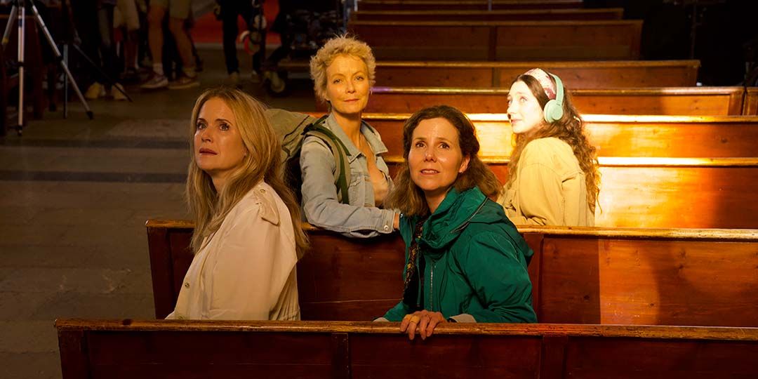 Kelly Preston, Jenny Seagrove, Sally Phillips, and Elizabeth Dormer-Phillips in 'Off the Rails'