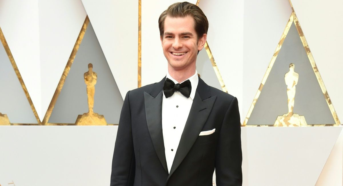 Andrew Garfield arrives on the red carpet for the 89th Oscars on February 26, 2017 in Hollywood, California. (Photo by Valerie Macon/AFP/Getty Images).