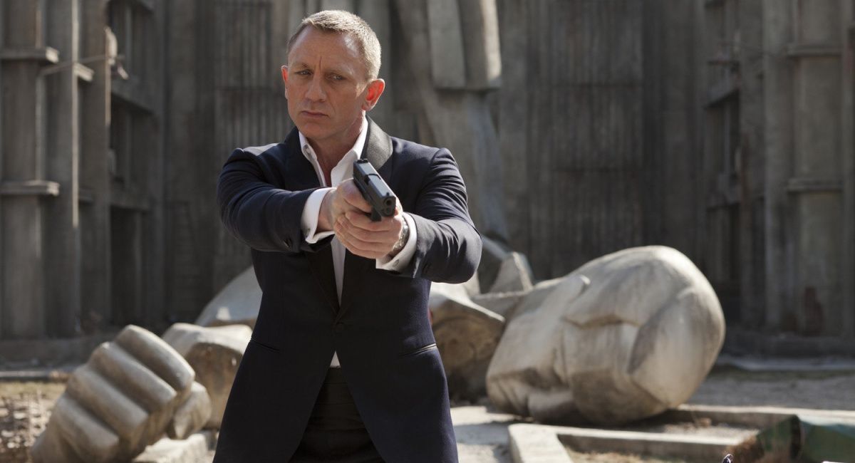 Daniel Craig with gun