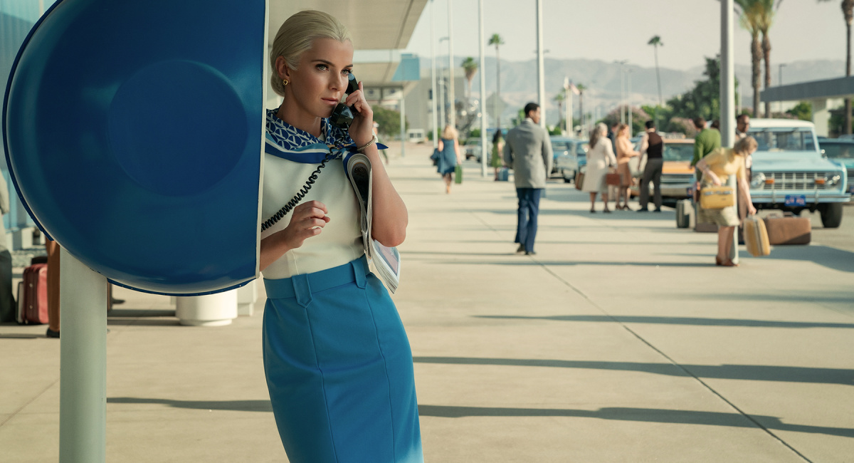 Betty Gilpin as Mo Dean