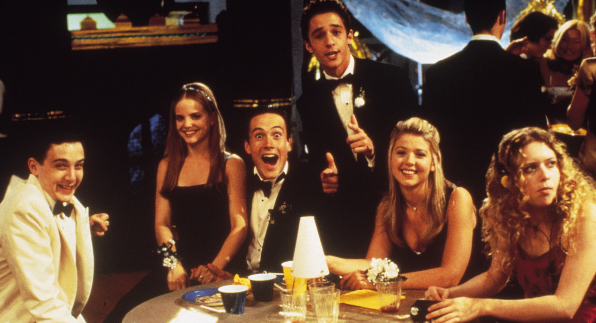 Eddie Kaye Thomas as Finch, Mena Suvari as Heather, Chris Klein as Oz, Thomas Ian Nicholas as Kevin, Tara Reid as Vicky, and Natasha Lyonne as Jessica in 1999's 'American Pie.'