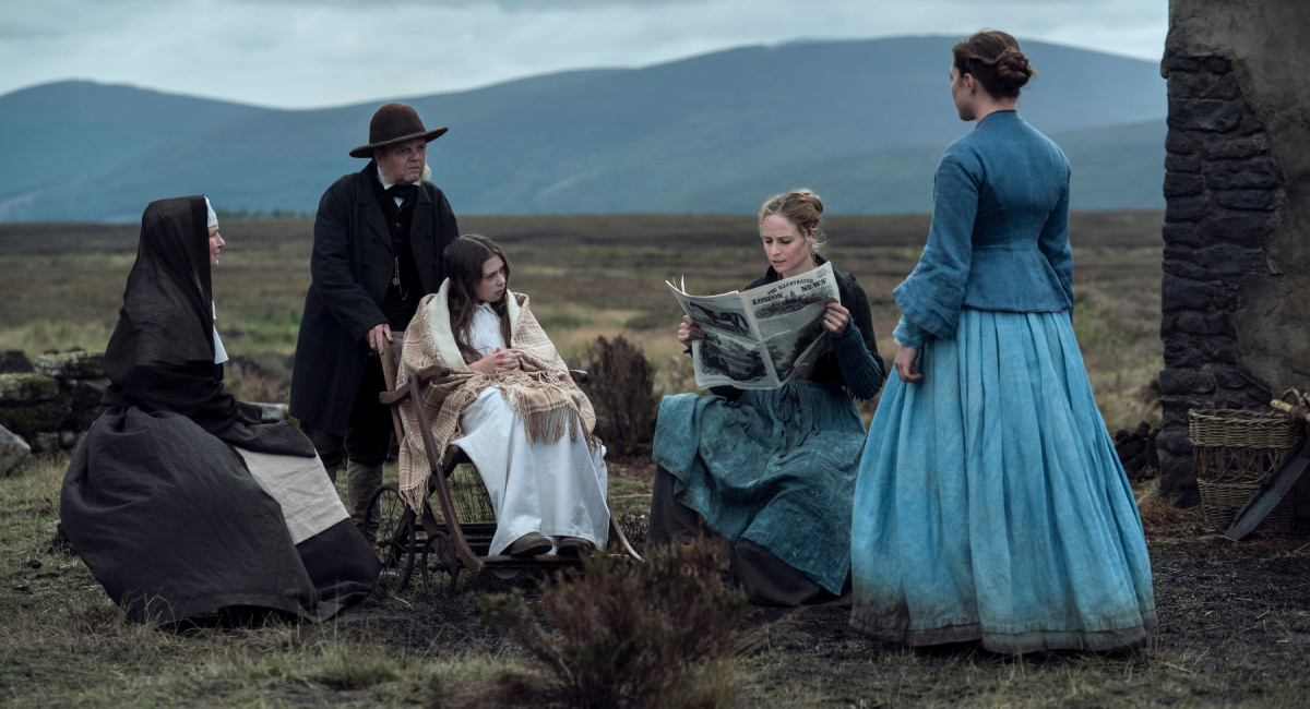Elaine Cassidy, Toby Jones, Kíla Lord Cassidy, Niamh Algar, and Florence Pugh in Netflix's 'The Wonder.'