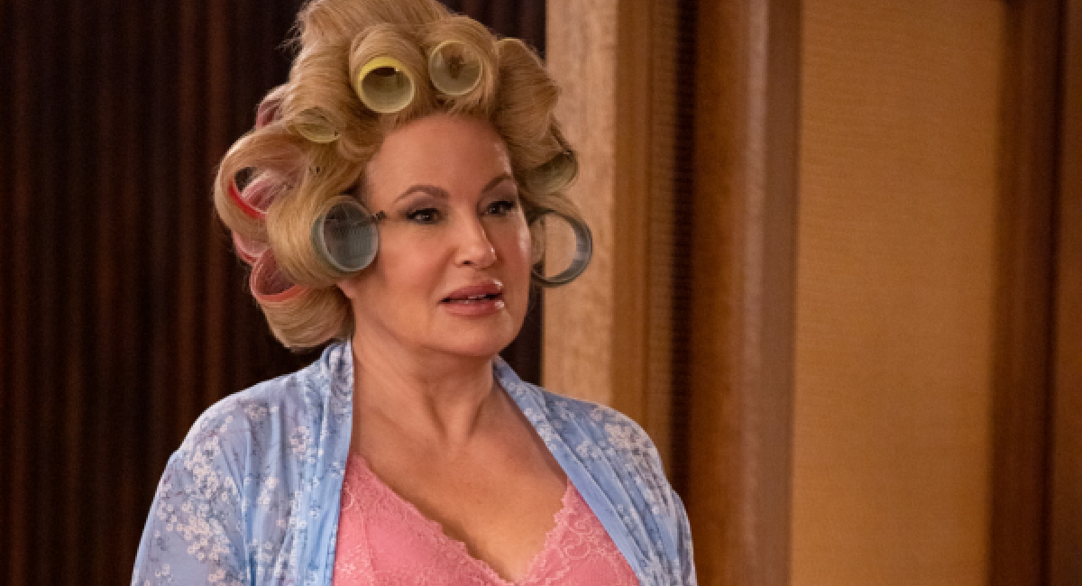 Jennifer Coolidge como Carol Fowler em 'Casamento Shotgun'.