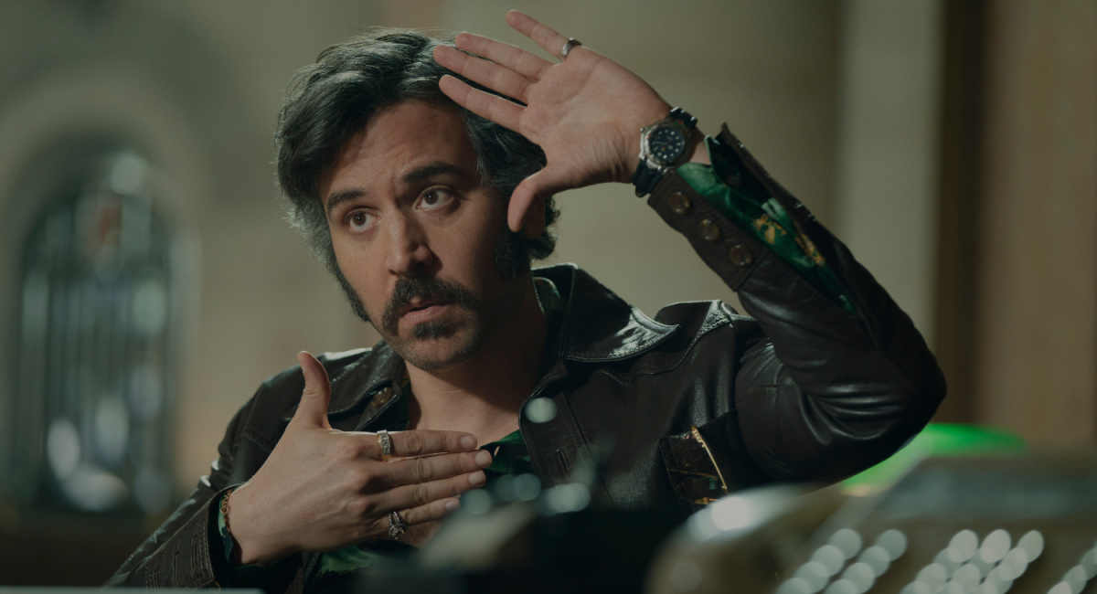 Josh Radnor as Lonny Flash on Prime Video's 'Hunters' Season 2.
