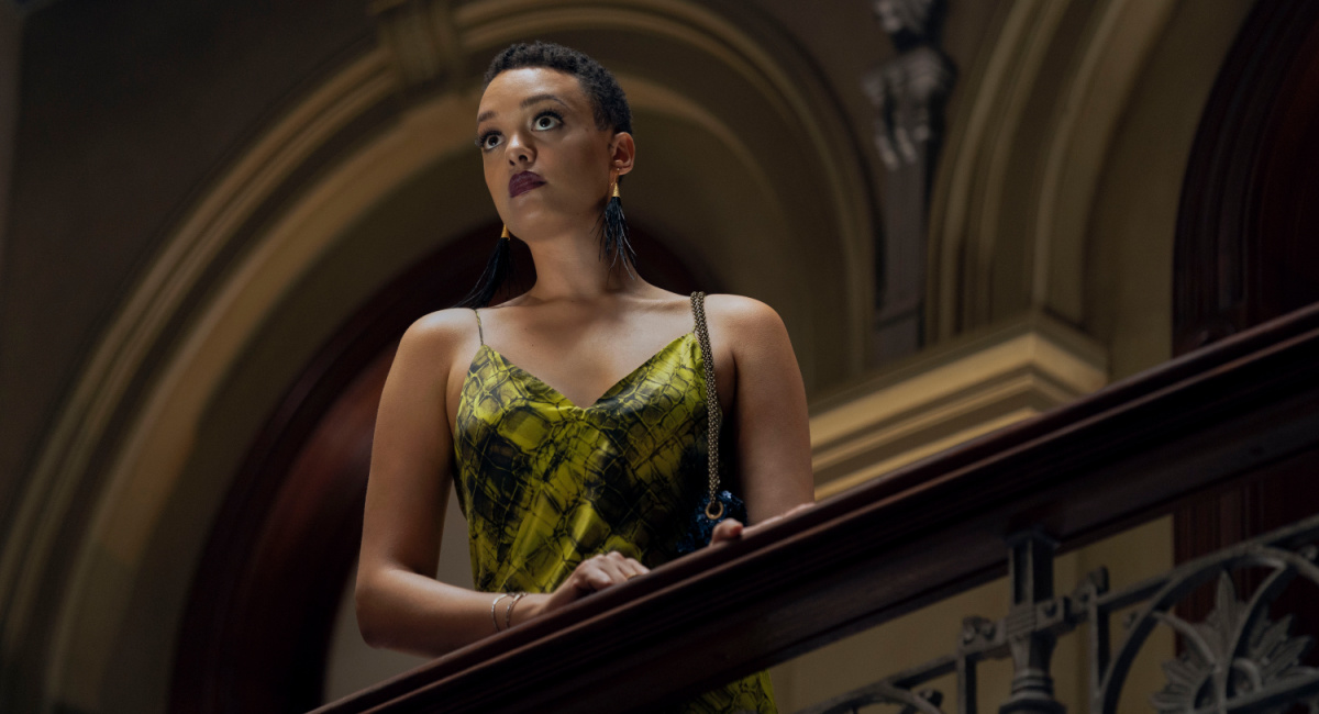Britne Oldford in 'Dead Ringers.'