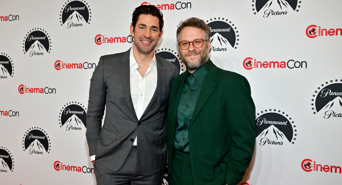 (L to R) John Krasinski and Seth Rogen at Paramount Pictures CinemaCon 2023 presentation in Las Vegas. Photos courtesy of Paramount Pictures.