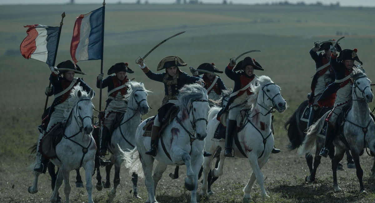 Joaquin Phoenix como Napoleão Bonaparte em 'Napoleão' do diretor Ridley Scott.