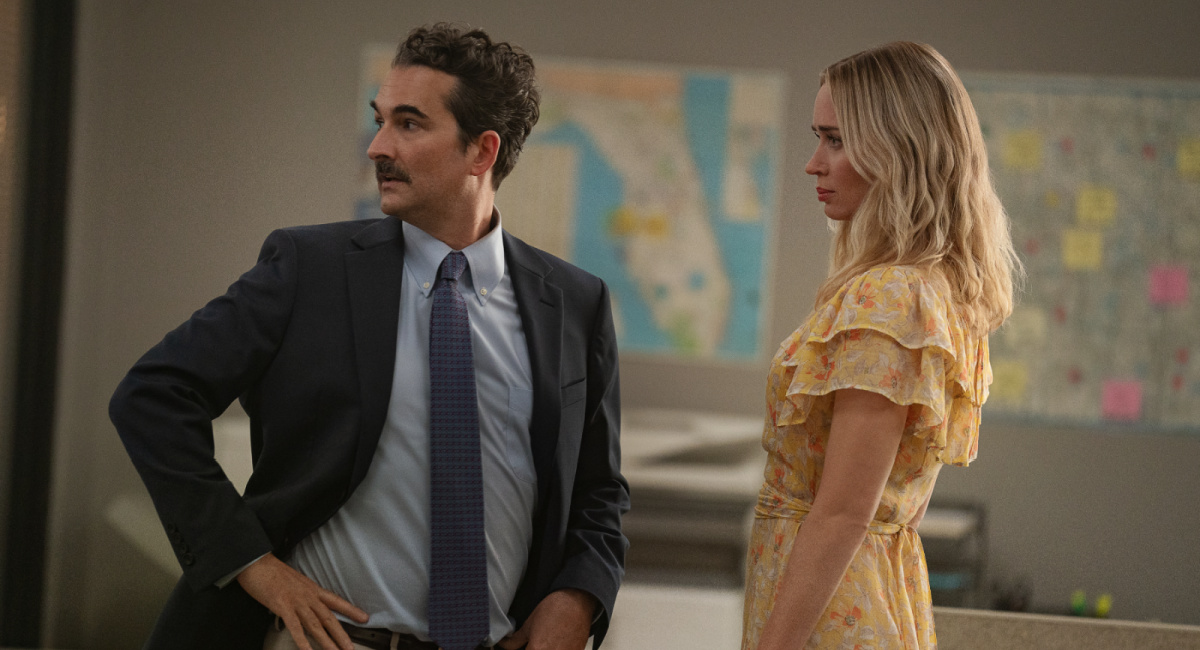 Jay Duplass as Larkin and Emily Blunt as Liza in 'Pain Hustlers.'