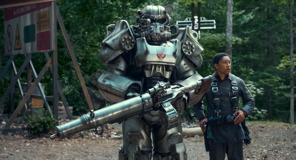 Power Suit and Aaron Moten as Maximus in 'Fallout.'