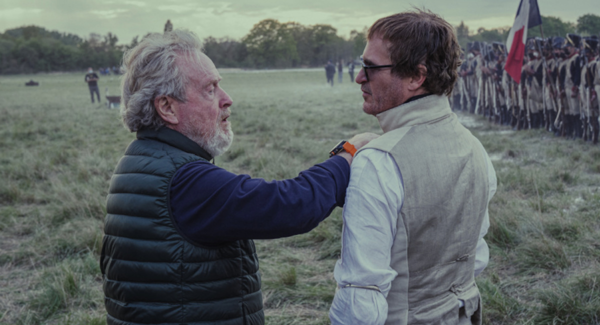 O diretor Ridley Scott e Joaquin Phoenix nos bastidores de ‘Napoleão’, que estreia nos cinemas de todo o mundo em 22 de novembro de 2023.