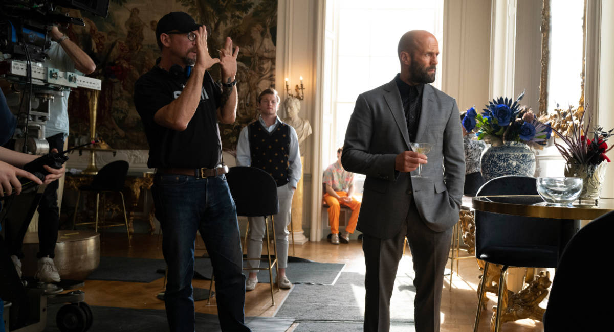 O diretor David Ayer e o ator Jason Statham no set de 'The Beekeeper', um filme do Amazon MGM Studios.