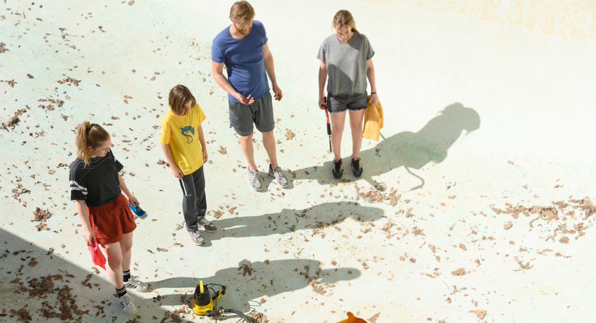 (from left) Izzy Waller (Amélie Hoeferle), Elliot Waller (Gavin Warren), Ray Waller (Wyatt Russell) and Eve Waller (Kerry Condon) in 'Night Swim,' written and directed by Bryce McGuire.