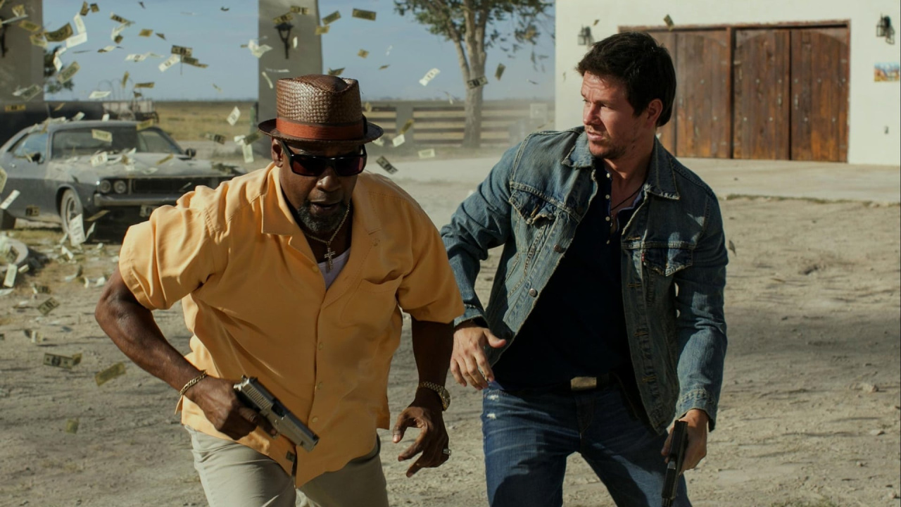 Denzel Washington and Mark Wahlberg in '2 Guns'.