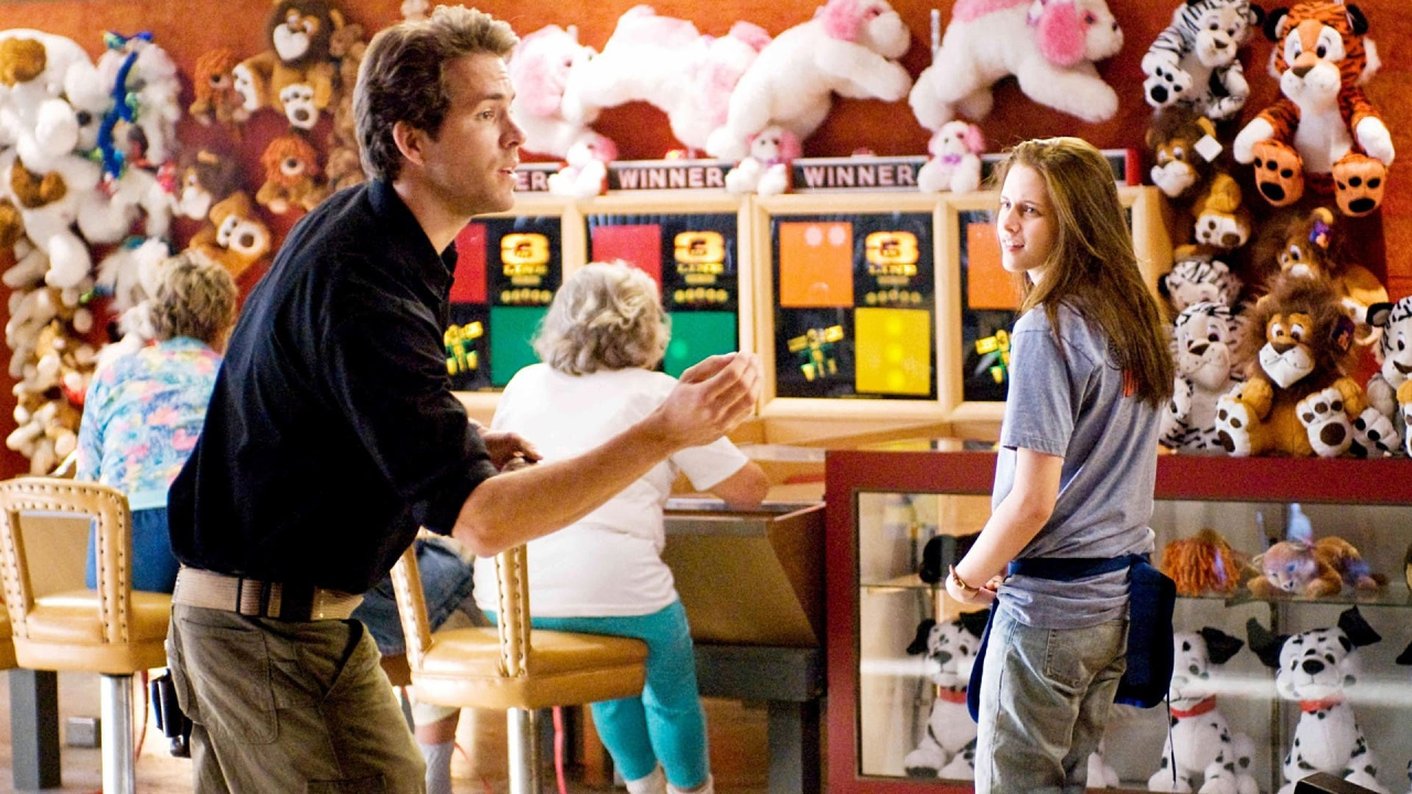 Ryan Reynolds and Kristen Stewart in 'Adventureland'.