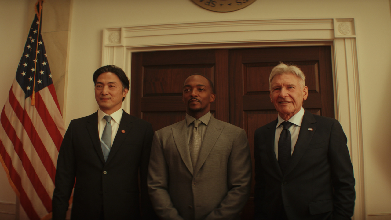 Captain America/Sam Wilson (Anthony Mackie, center) and President Thaddeus Ross (Harrison Ford, right) in Marvel Studios' 'Captain America: Brave New World'.