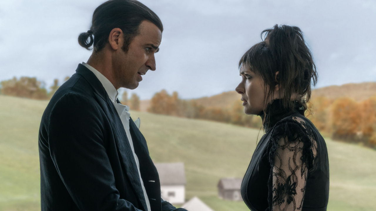 (L to R) Justin Theroux as Rory and Winona Ryder as Lydia in Warner Bros. Pictures’ comedy, 'Beetlejuice Beetlejuice', a Warner Bros. Pictures release. Photo Credit: Parisa Taghizadeh. Copyright: © 2024 Warner Bros. Entertainment Inc. All Rights Reserved.