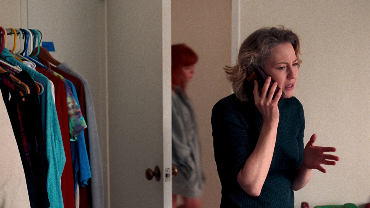 (L to R) Natasha Lyonne as Rachel and Carrie Coon as Katie in 'His Three Daughters'. Photo: Netflix ©2024.