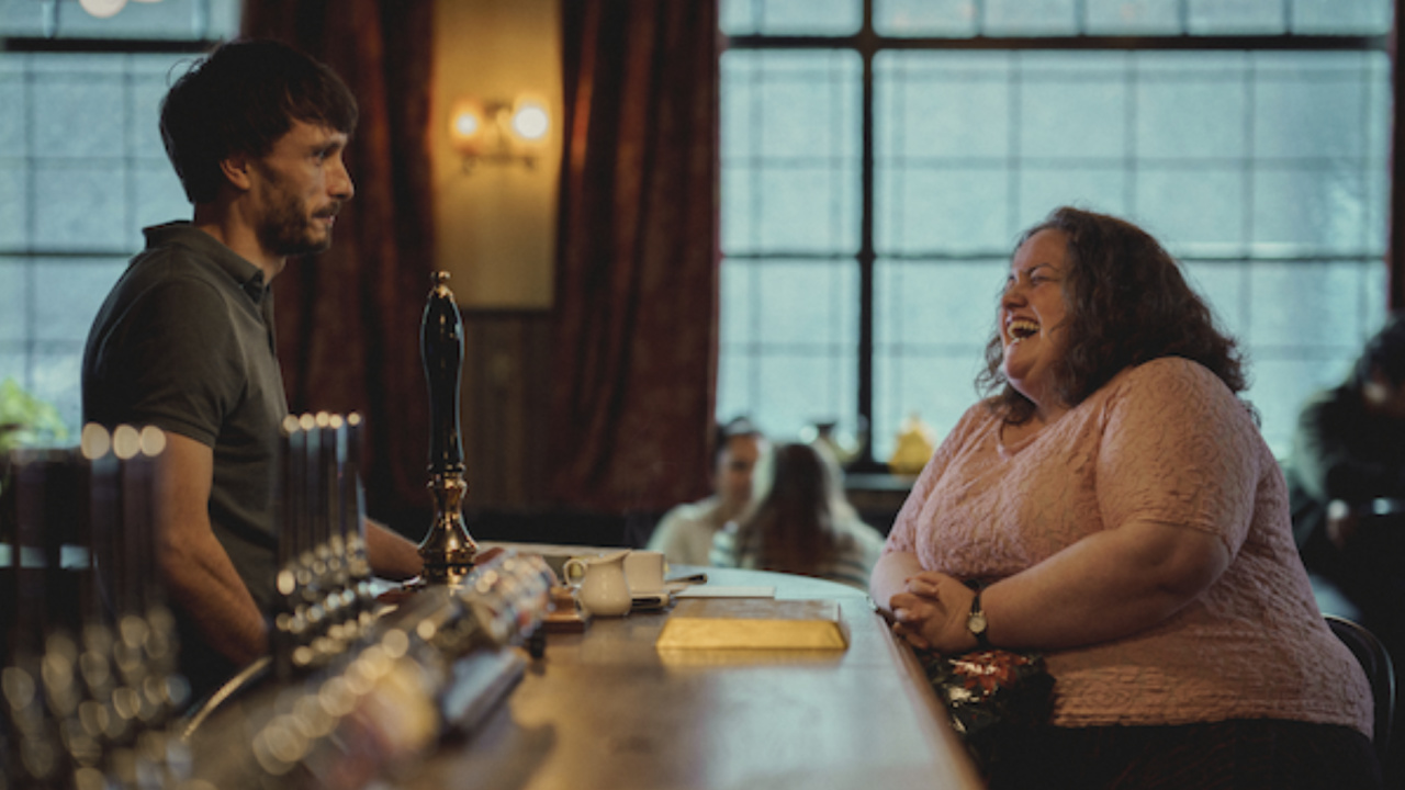 (L to R) Richard Gadd as Donny, Jessica Gunning as Martha in 'Baby Reindeer'. Photo: Ed Miller/Netflix. © 2022 Netflix, Inc.