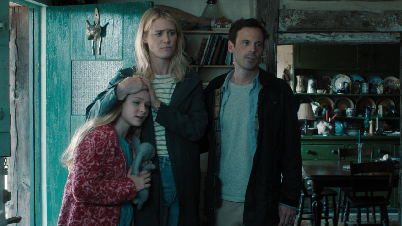 (L to R) Agnes Dalton (Alix West Lefler), Louise Dalton (Mackenzie Davis) and Ben Dalton (Scoot McNairy) in 'Speak No Evil', directed by James Watkins.