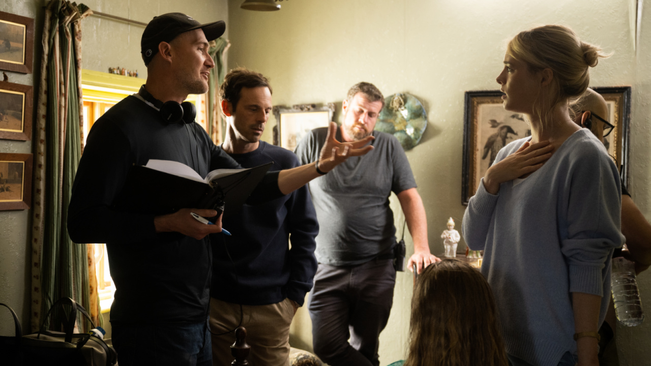 (L TO R) Direktur James Watkins dan Mackenzie Davis (sebagai Louise Dalton) di set 'Speak No Evil'.