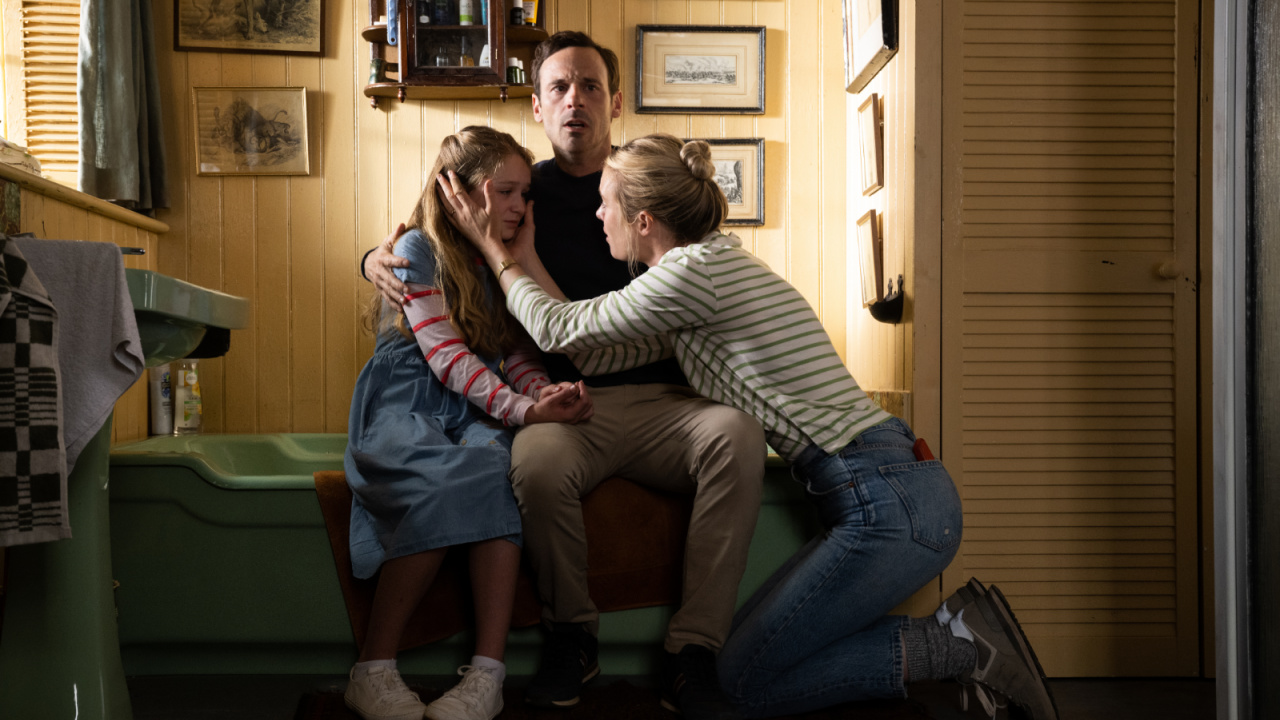 (L to R) Agnes Dalton (Alix West Lefler), Ben Dalton (Scoot McNairy), and Louise Dalton (Mackenzie Davis) in 'Speak No Evil', directed by James Watkins.