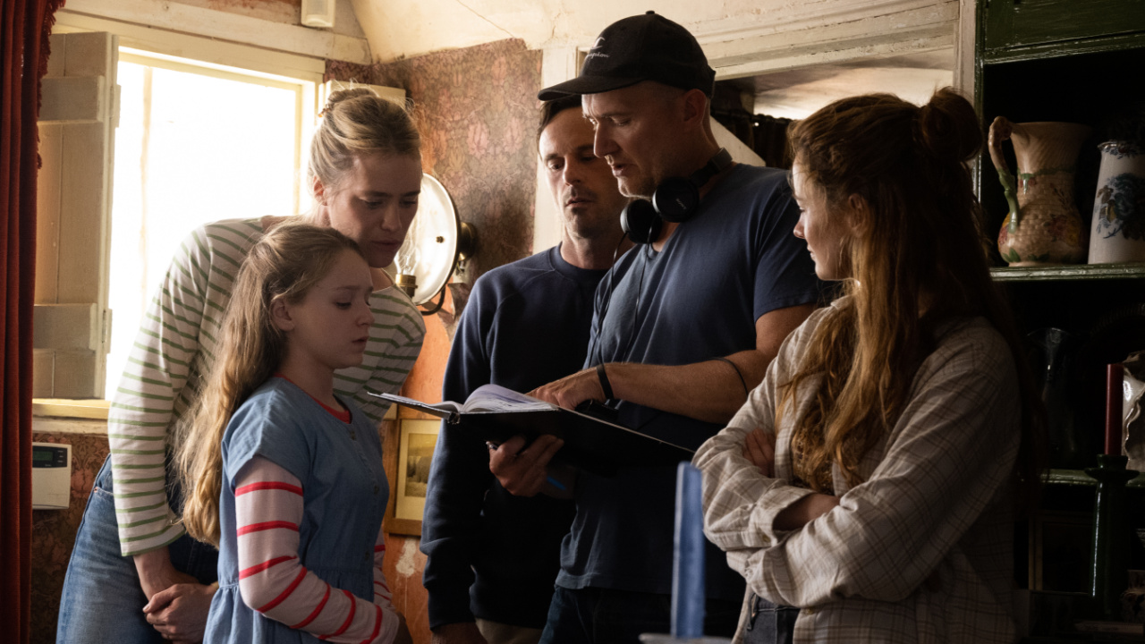 (L to R) Alix West Lefler (as Agnes Dalton), Mackenzie Davis (as Louise Dalton), Scoot McNairy (as Ben Dalton), Director James Watkins and Aisling Franciosi (as Ciara) on the set of 'Speak No Evil'.